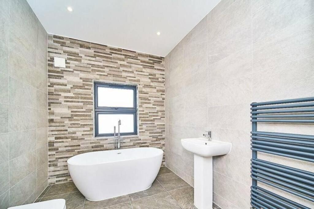 Spacious 4Br House, London, Sleeps 9, Parking Available Exterior foto